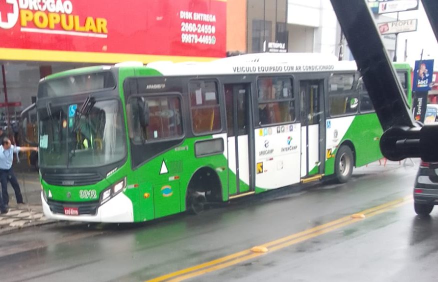 Ônibus perde a roda na Av. Nossa Senhora de Fátima