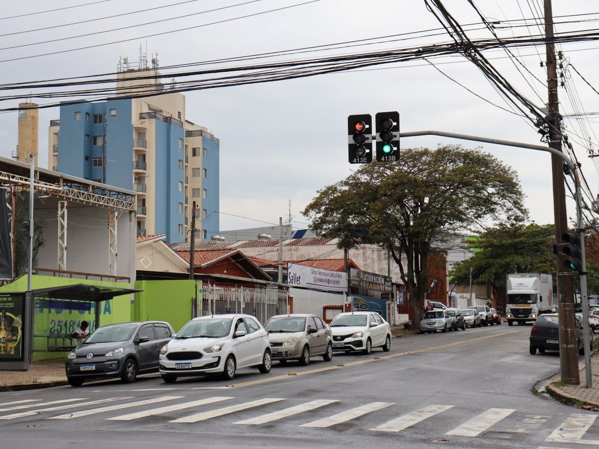 Semáforo com câmera para monitorar fluxo é instalado no Jd. do Lago