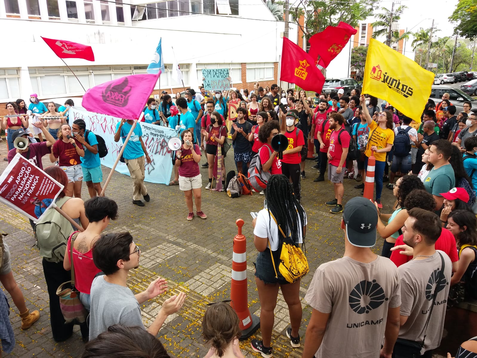 Alunos e funcionários da Unicamp fazem protesto por melhorias nos campi