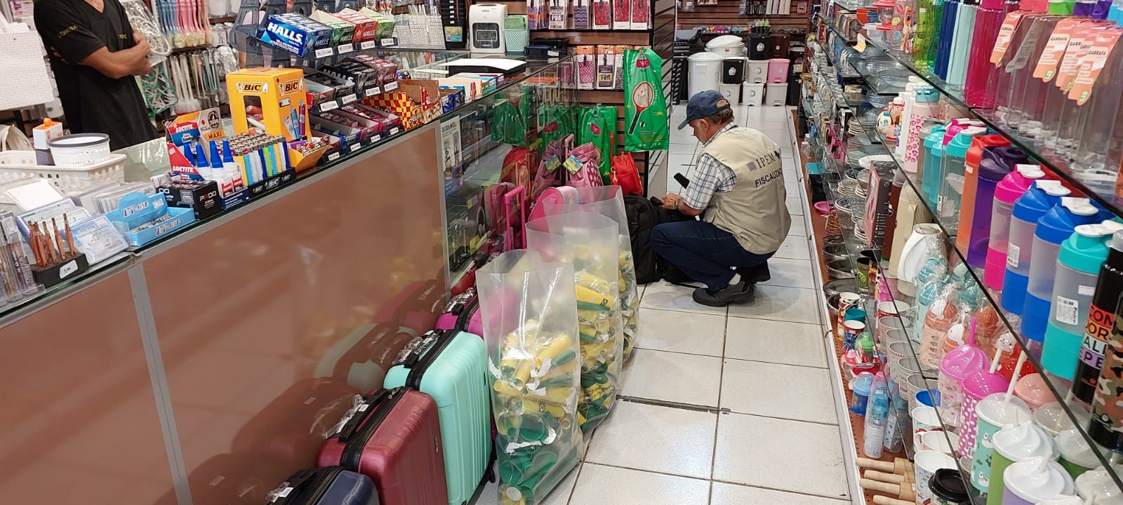 Fiscais apreendem itens falsos produzidos para a Copa do Mundo