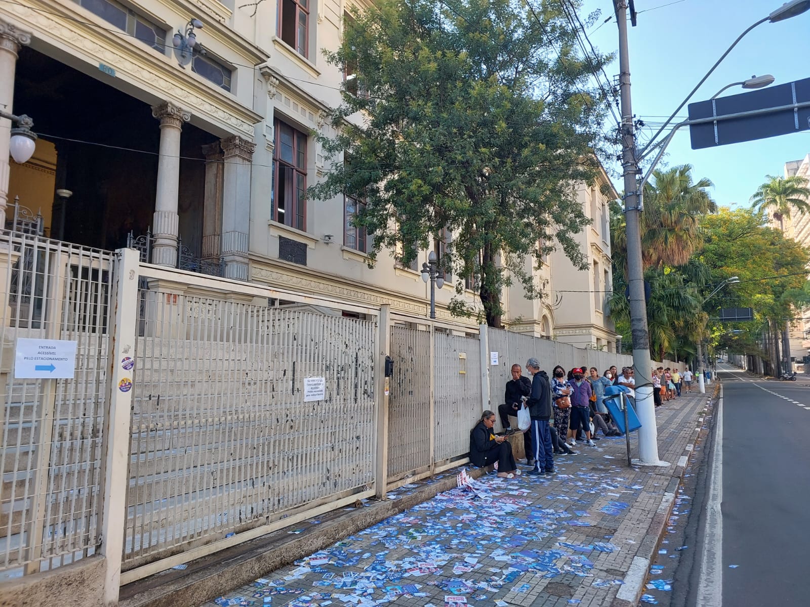 Eleitores formam fila à espera do início para votação em Campinas