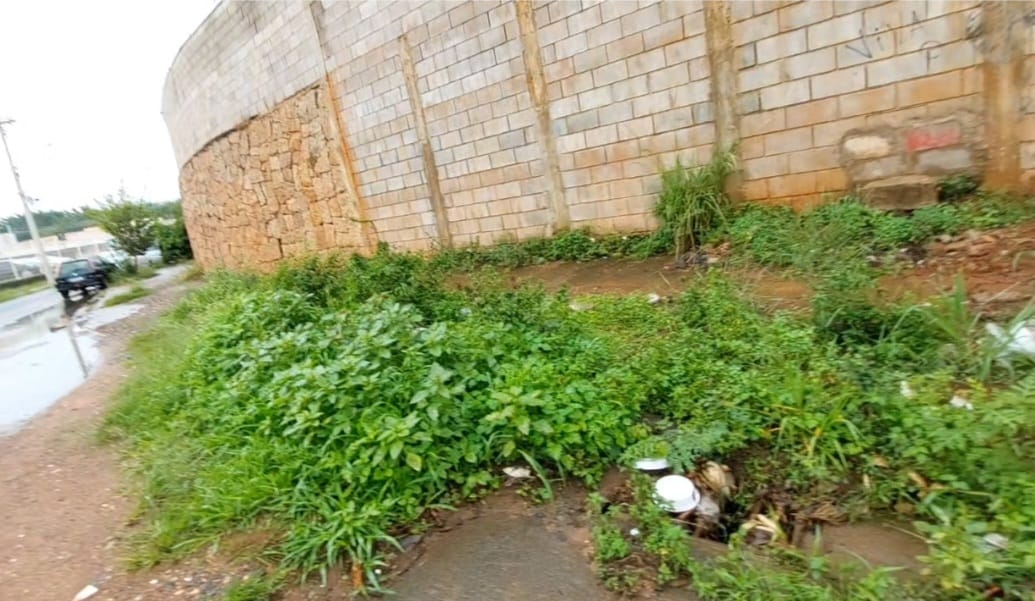 Entulho e falta de asfalto causam alagamento no Real Parque, em Campinas