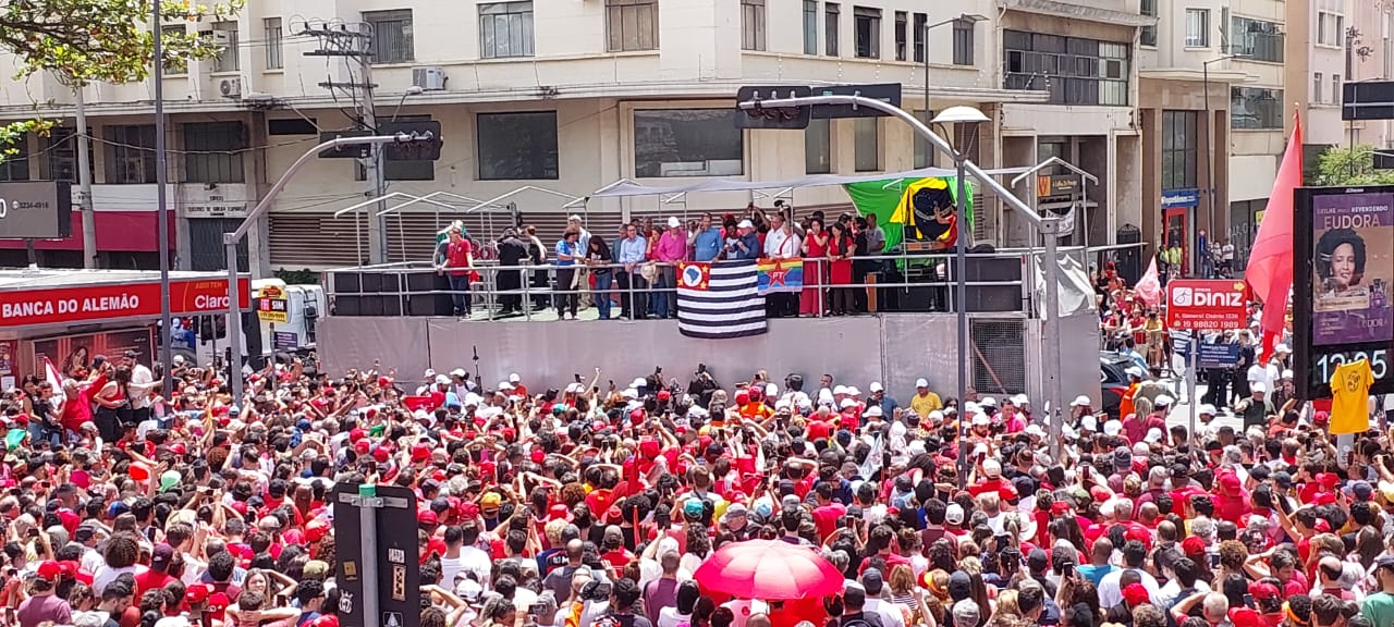 Lula pede votos a indecisos durante ato em Campinas