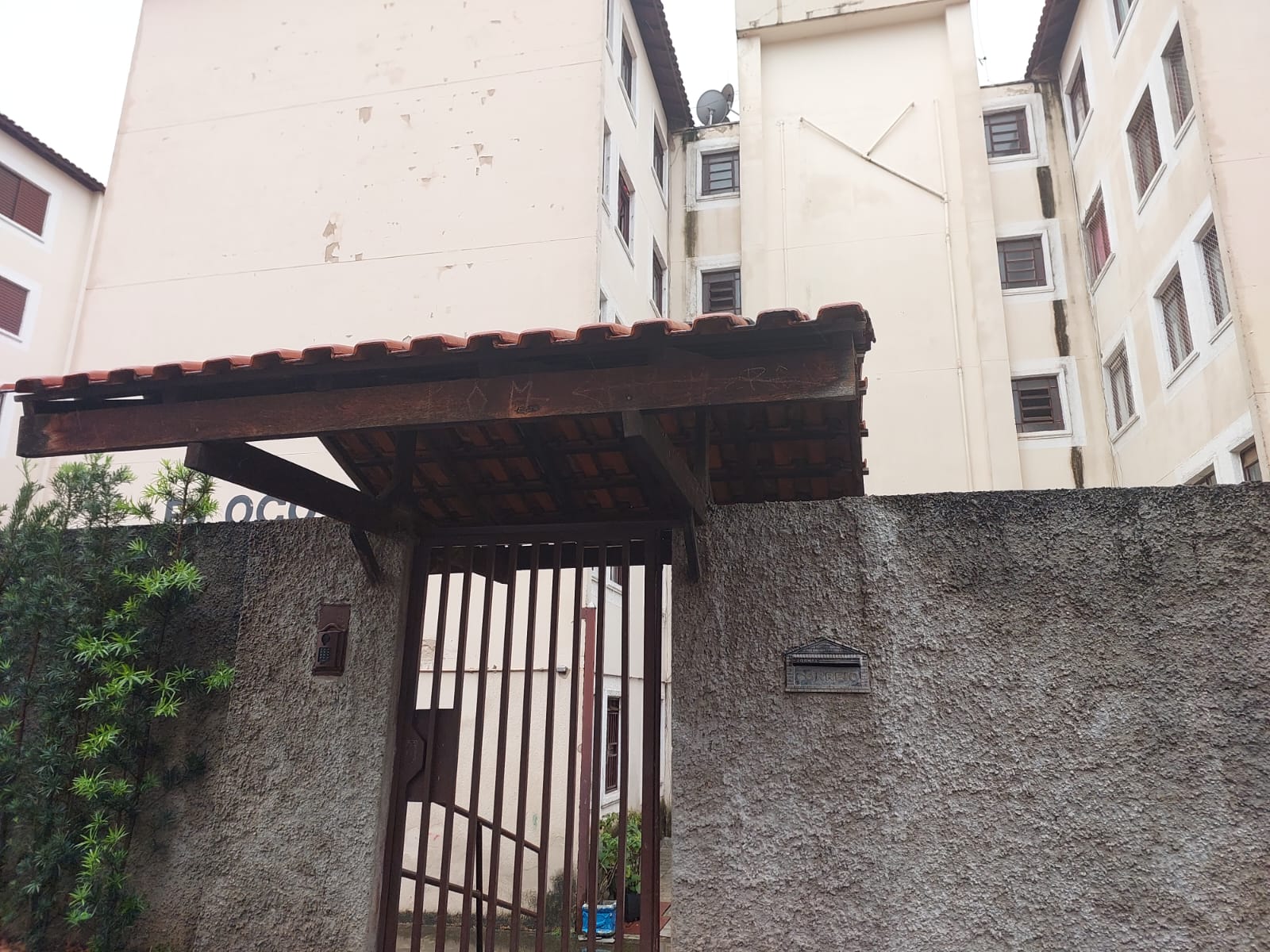 Mãe que abandonou criança em apartamento recebe liberdade provisória