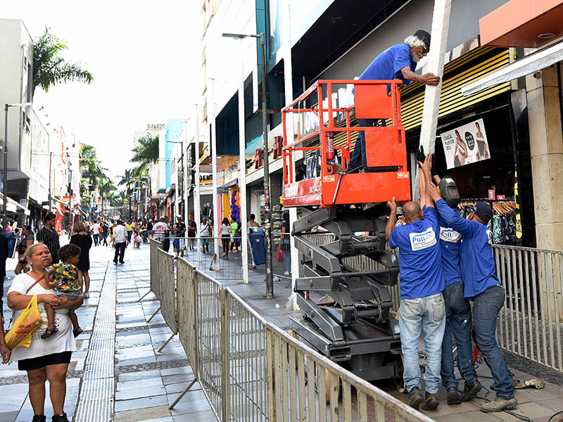Começa instalação das estruturas da cobertura de guarda-chuvas na 13 de Maio