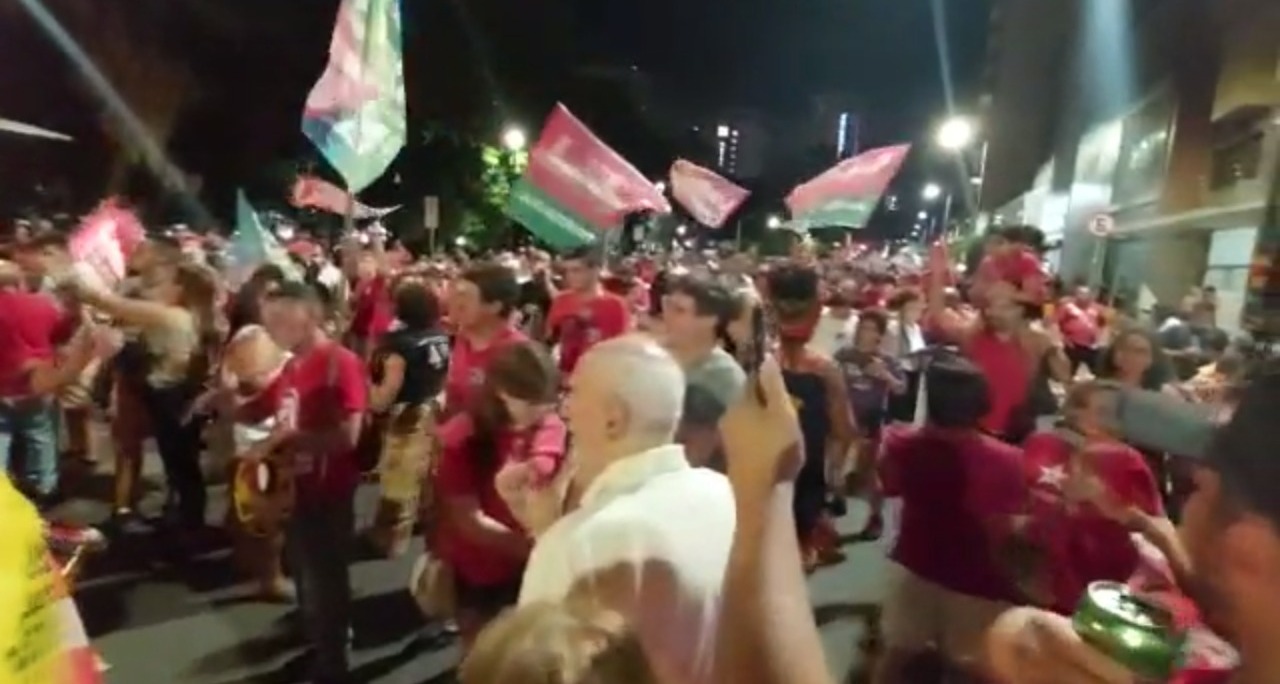 Petistas saem às ruas, em Campinas, para comemorar a vitória de Lula