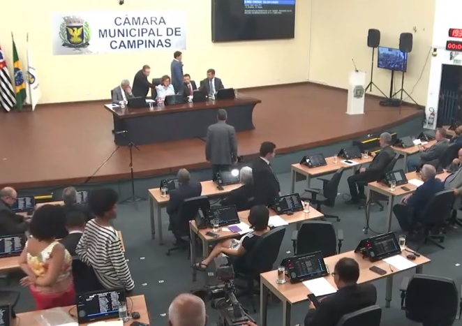 Projeto de “pré-avaliação” de conteúdo em escolas é retirado de pauta