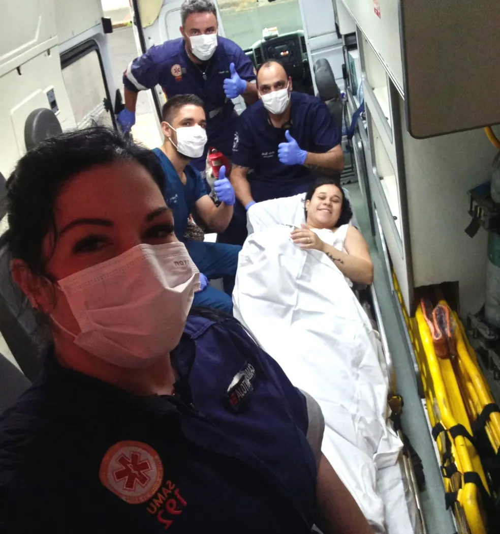 Equipe do Samu faz parto de emergência na escadaria de prédio em Piracicaba