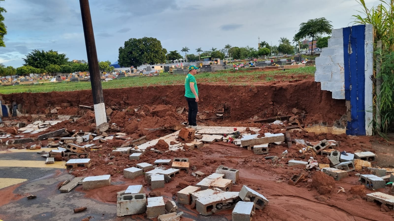 Nova Odessa sente mais uma vez efeitos da chuva; muro do cemitério caiu