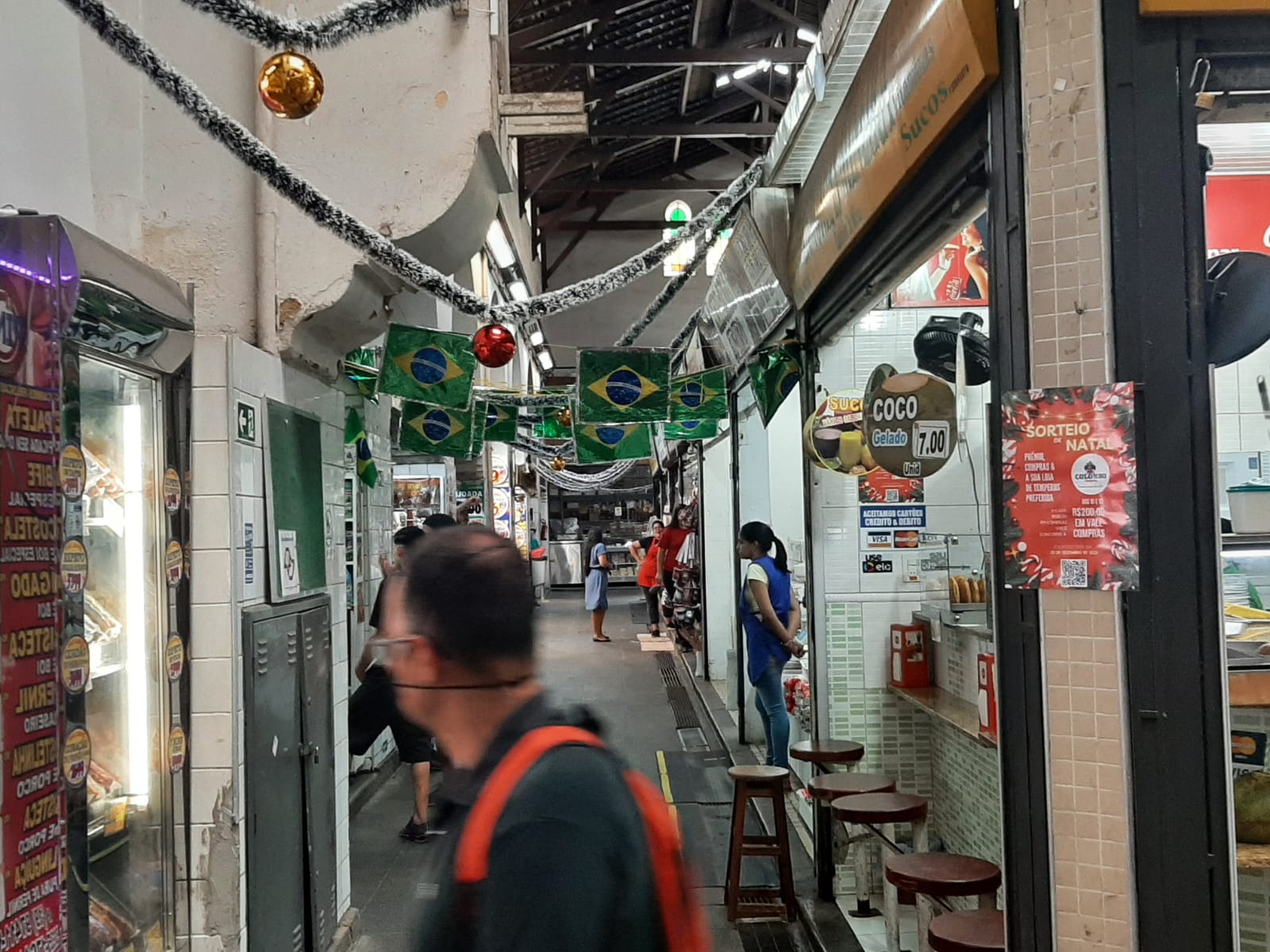 Comerciantes improvisam para ver a Seleção com o Mercadão aberto