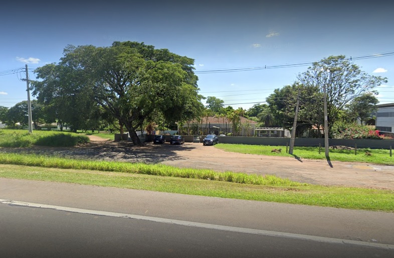 Homem destrói carros de professores e micro-ônibus em Sto. Antônio de Posse