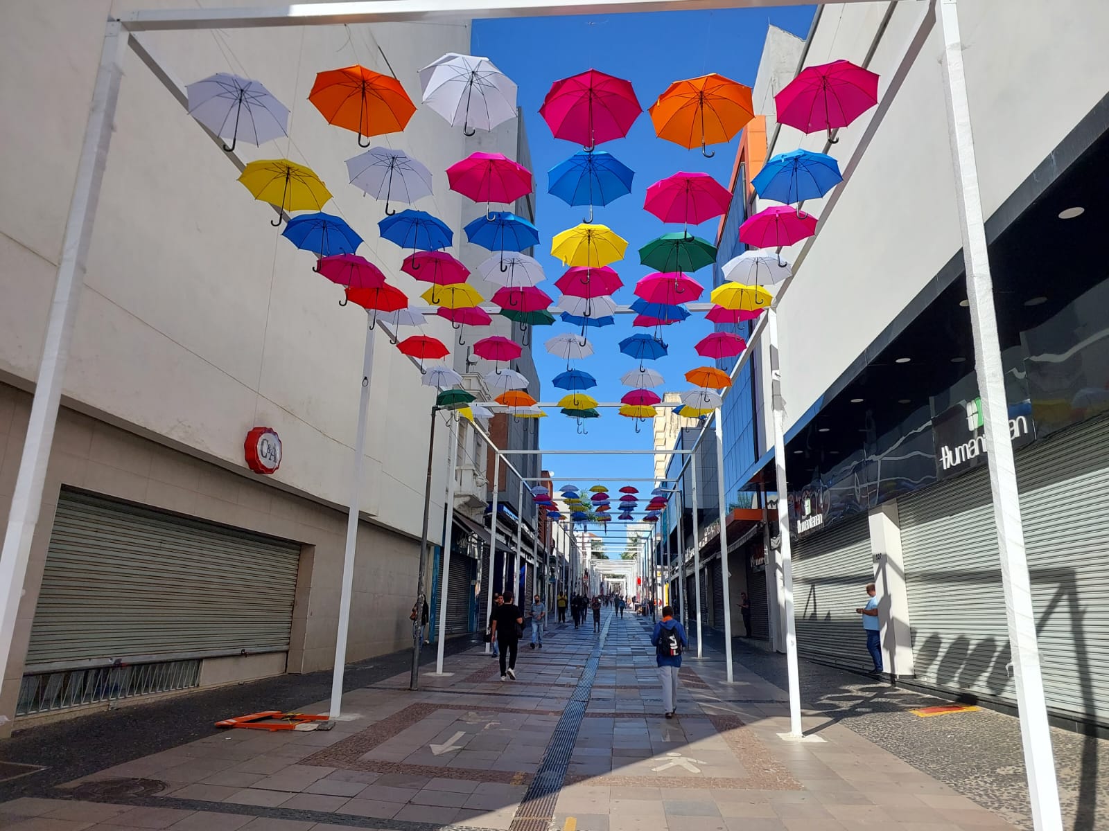 Depois de Campinas, Americana estuda cobertura de guarda-chuvas em calçadão