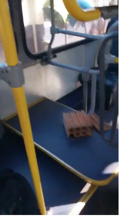Homem ameaça passageiros da linha 133 com tijolo e pedaço de telha