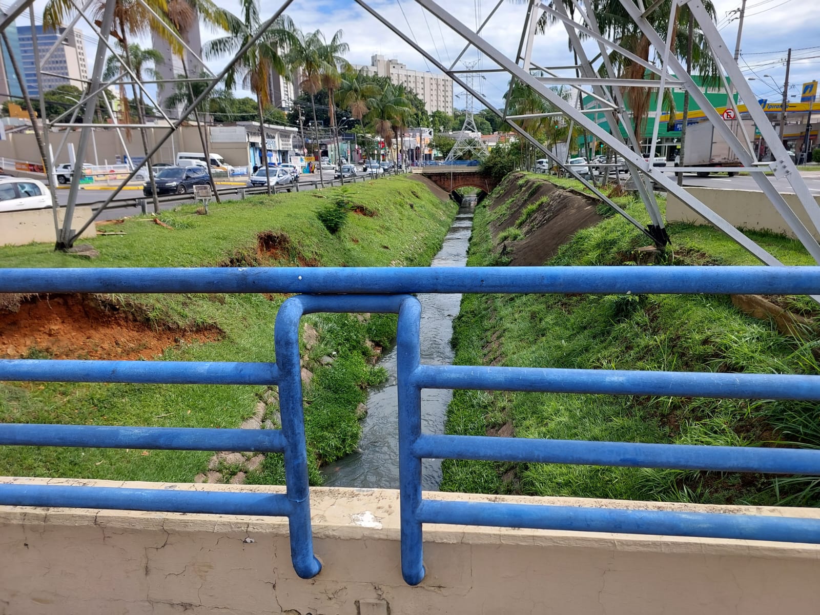 Moradores e comerciantes da Orosimbo Maia cobram obras contra enchente