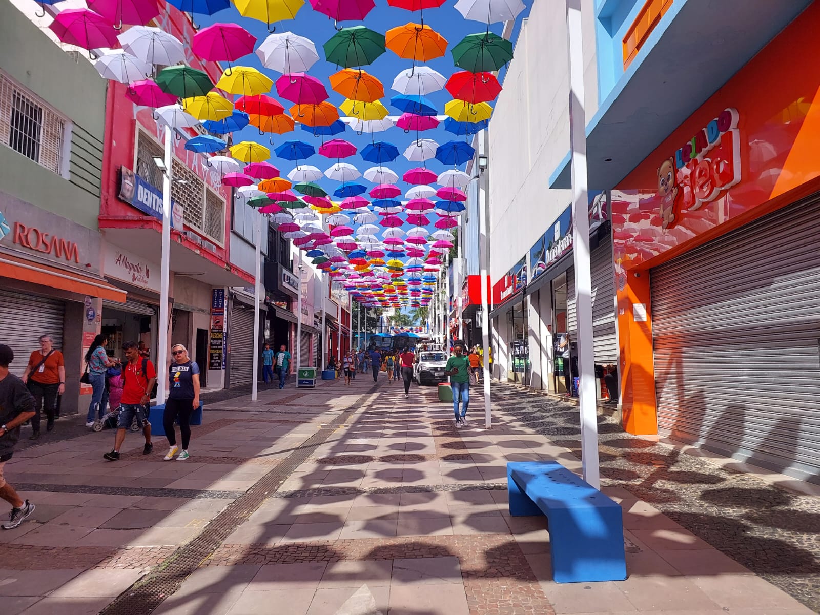 Prefeitura entrega nova decoração do calçadão