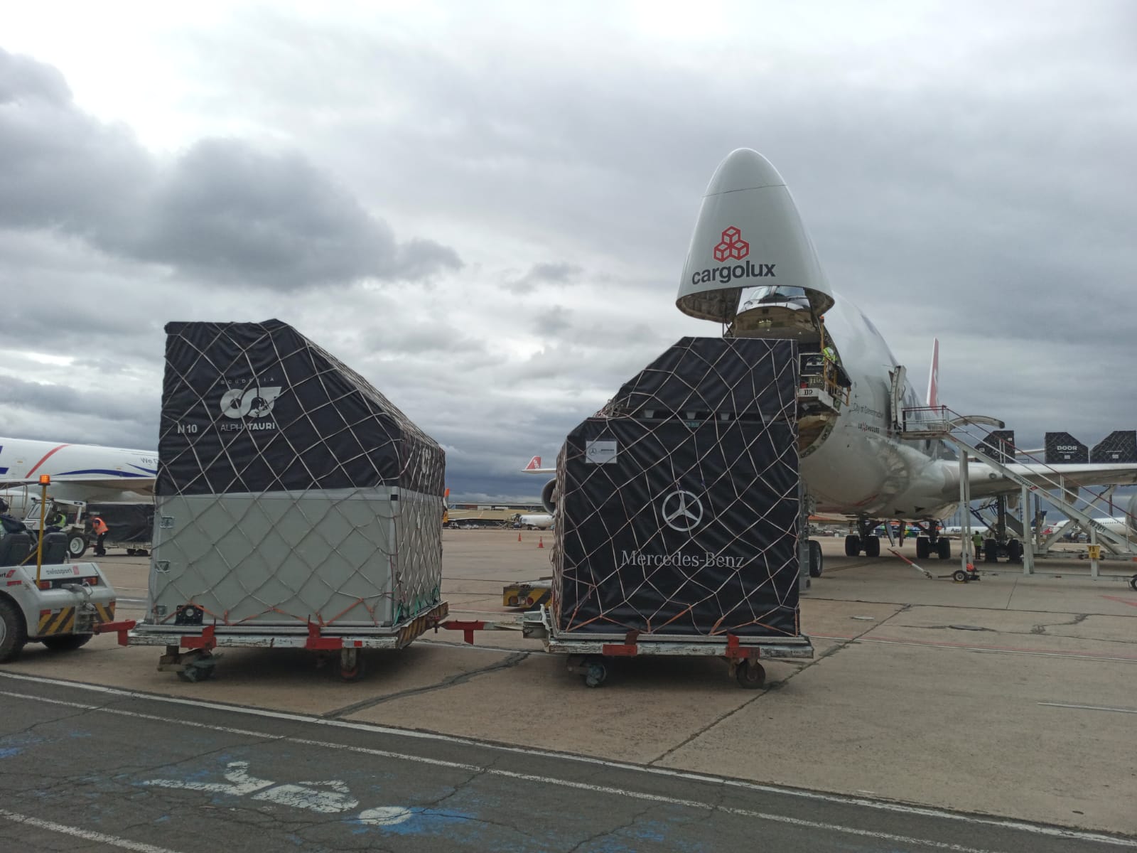 Com bloqueio de via, equipamentos e carros da F-1 estão parados