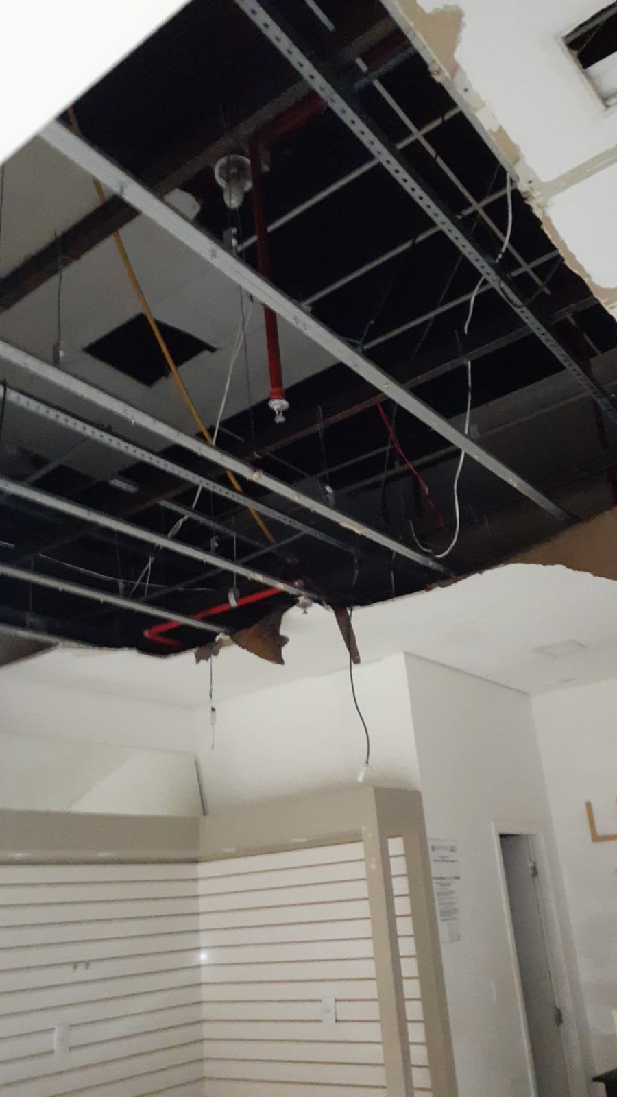 Galerias do antigo Extra Abolição ficam destruídas após temporal