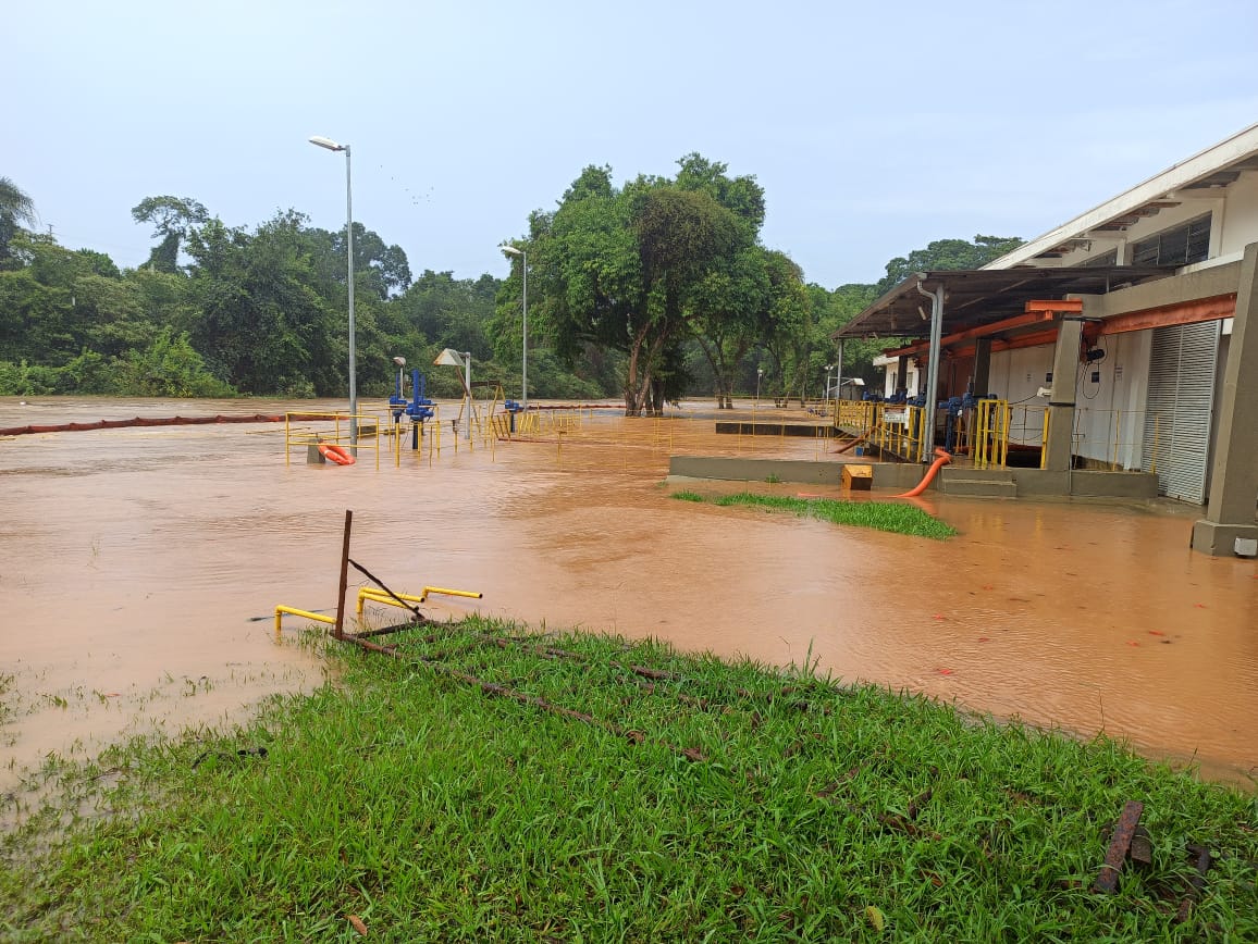 Cheia do Rio Atibaia alaga estação de captação de água da Sanasa