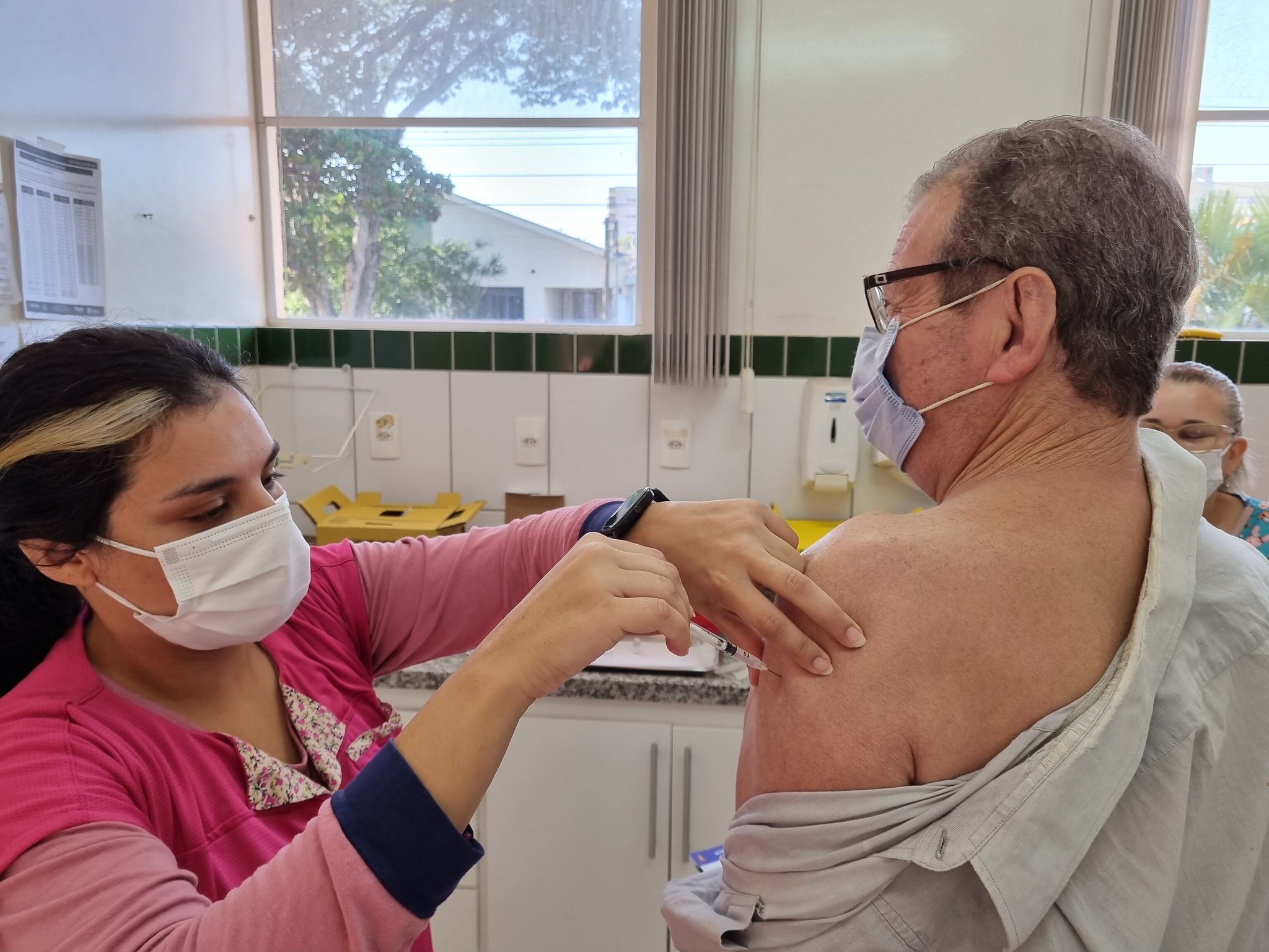 Americana começa a aplicar 4ª dose da vacina contra covid para quem tem mais de 18 anos