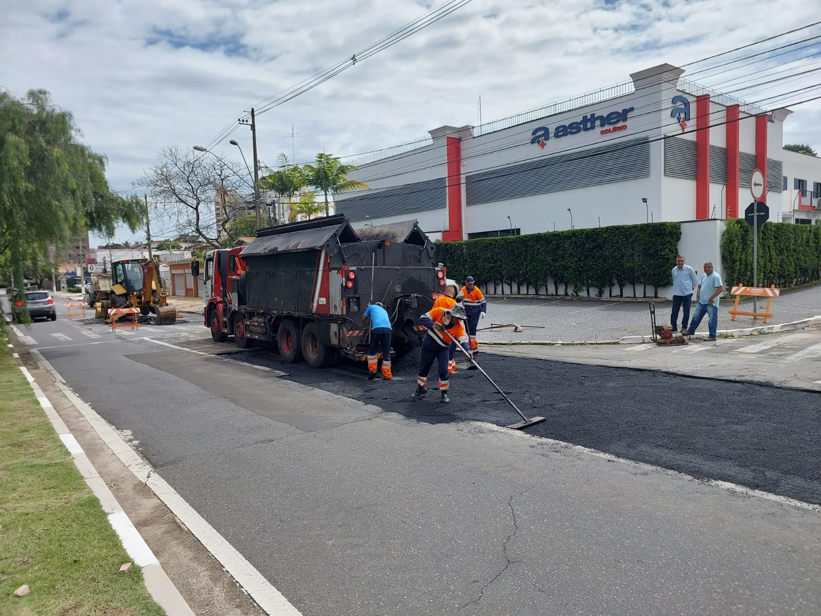 Após estragos das enchentes, reparos são feitos na Av. Princesa D’Oeste