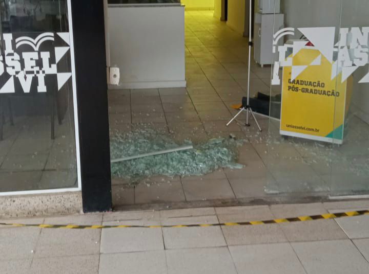 Após sofrerem com as chuvas, galerias do antigo Extra Abolição são invadidas e furtadas