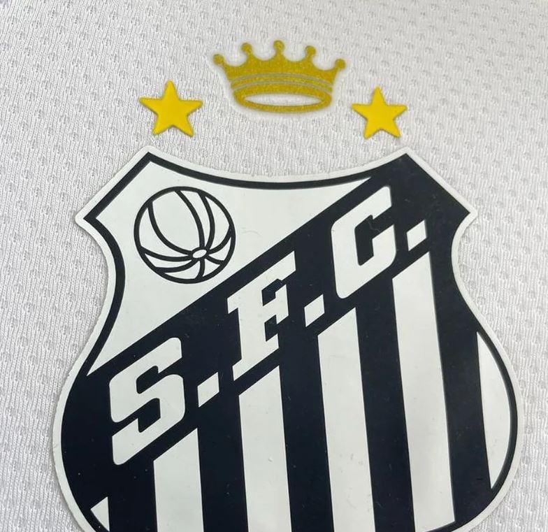 Distintivo do Santos terá homenagem ao Rei Pelé