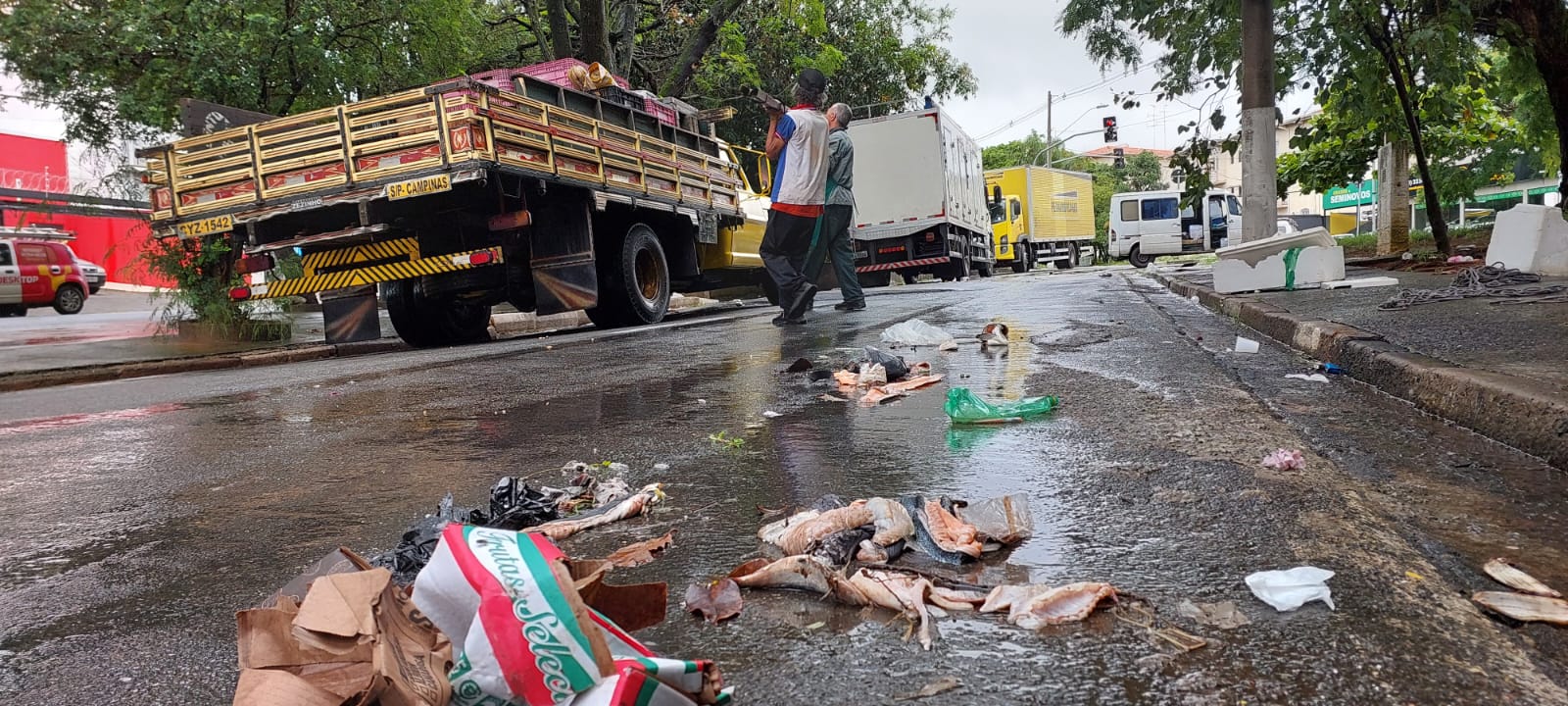 Feirante estima prejuízo de R$ 2 mil após enxurrada