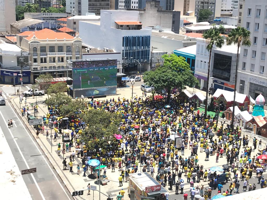 Largo do Rosário recebe 5 mil pessoas em eliminação do Brasil
