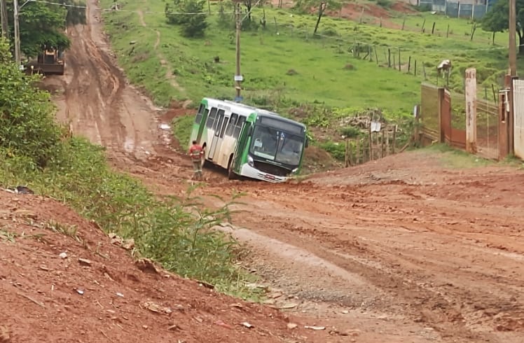 Ônibus do Gargantilha atola no bairro e prejudica passageiros