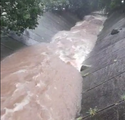 Tempestade que atinge Campinas desde a madrugada deixa cidade em alerta