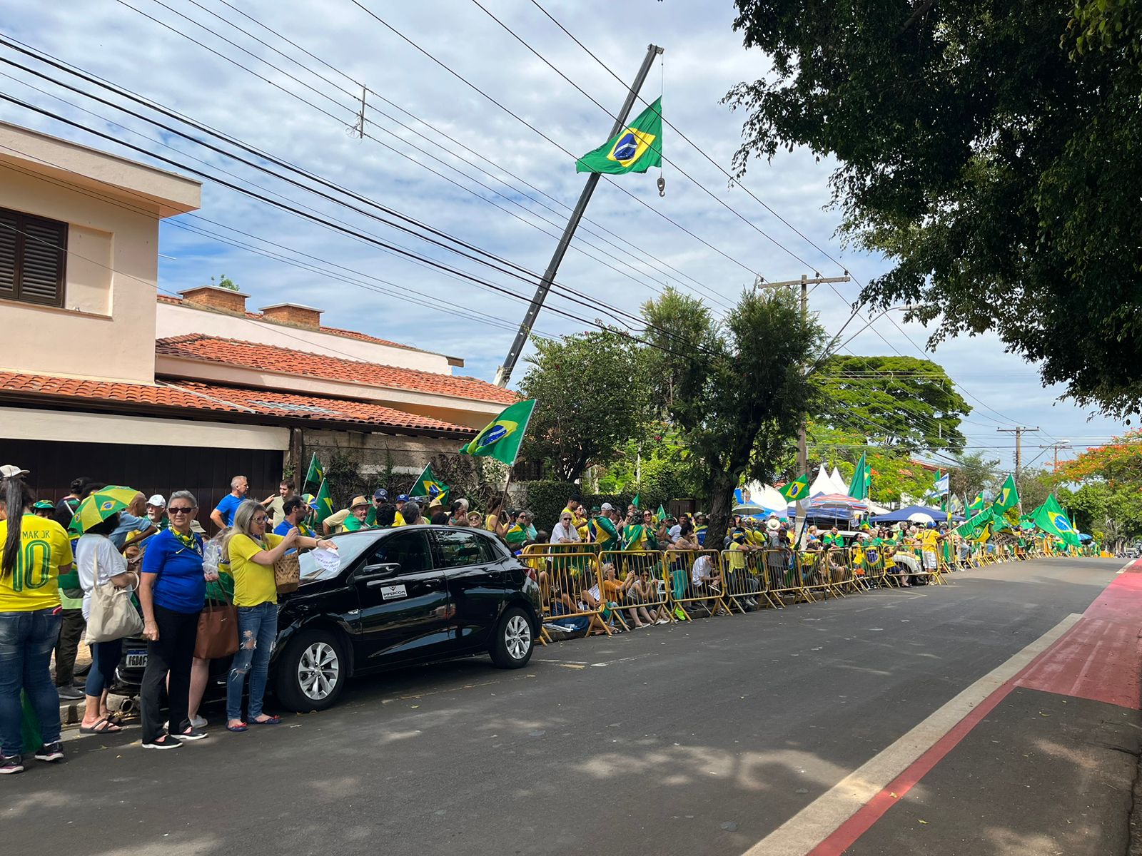 Apoiadores esperam por Bolsonaro em frente a escola de cadetes