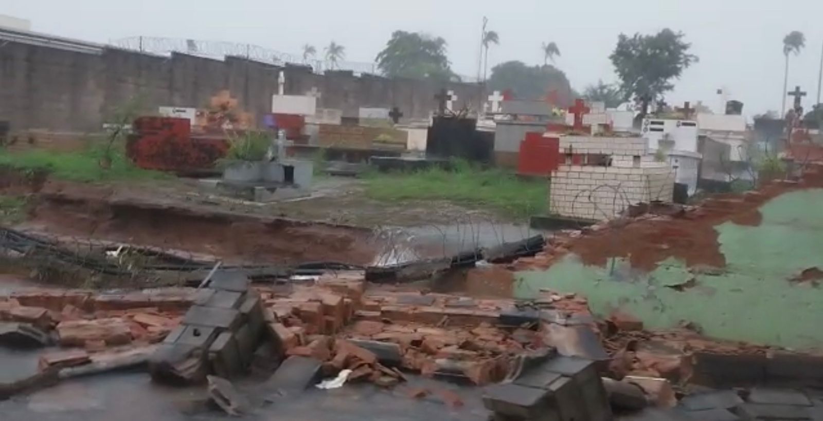 Mais um trecho do muro do Cemitério da Saudade desaba após chuva
