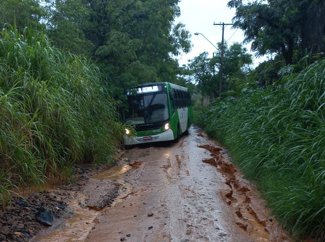 Ônibus da linha 322.1 atola no bairro Piracambaia