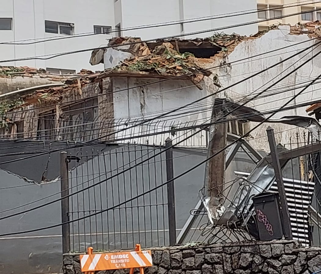 Imóvel atingido por árvore do Bosque dos Jequitibás é interditado