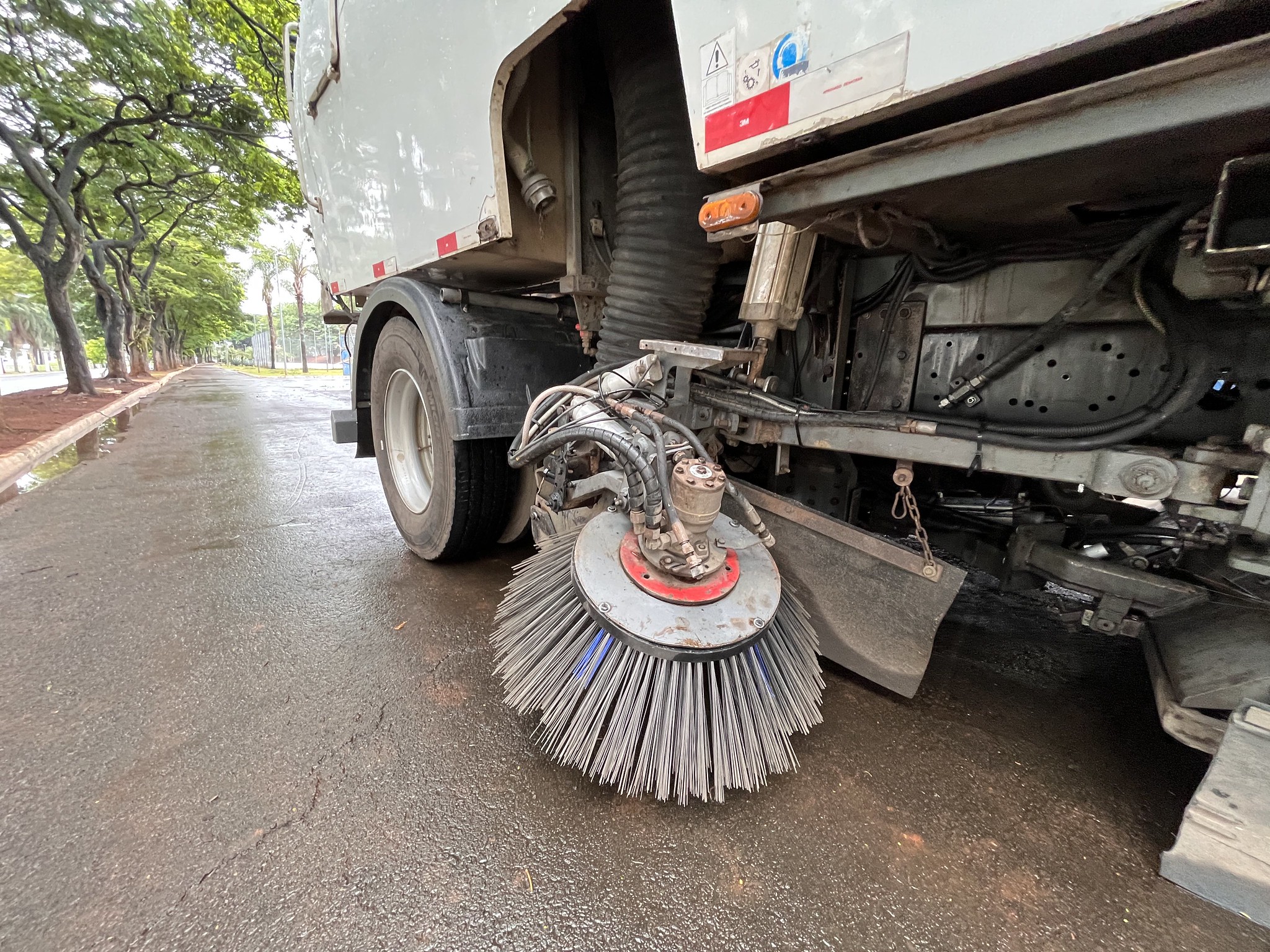 Americana começa a adotar a limpeza mecanizada das ruas e avenidas