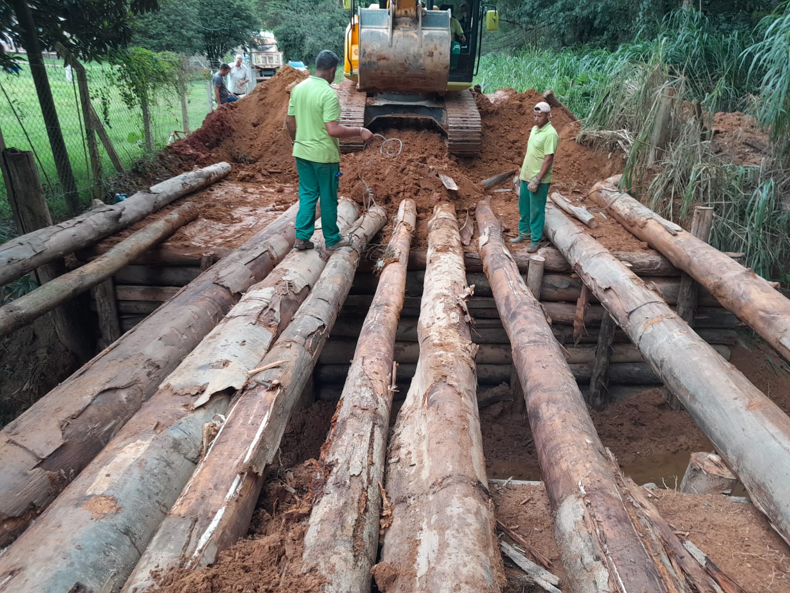 Amparo continua fazendo manutenção de pontes derrubadas pelas chuvas