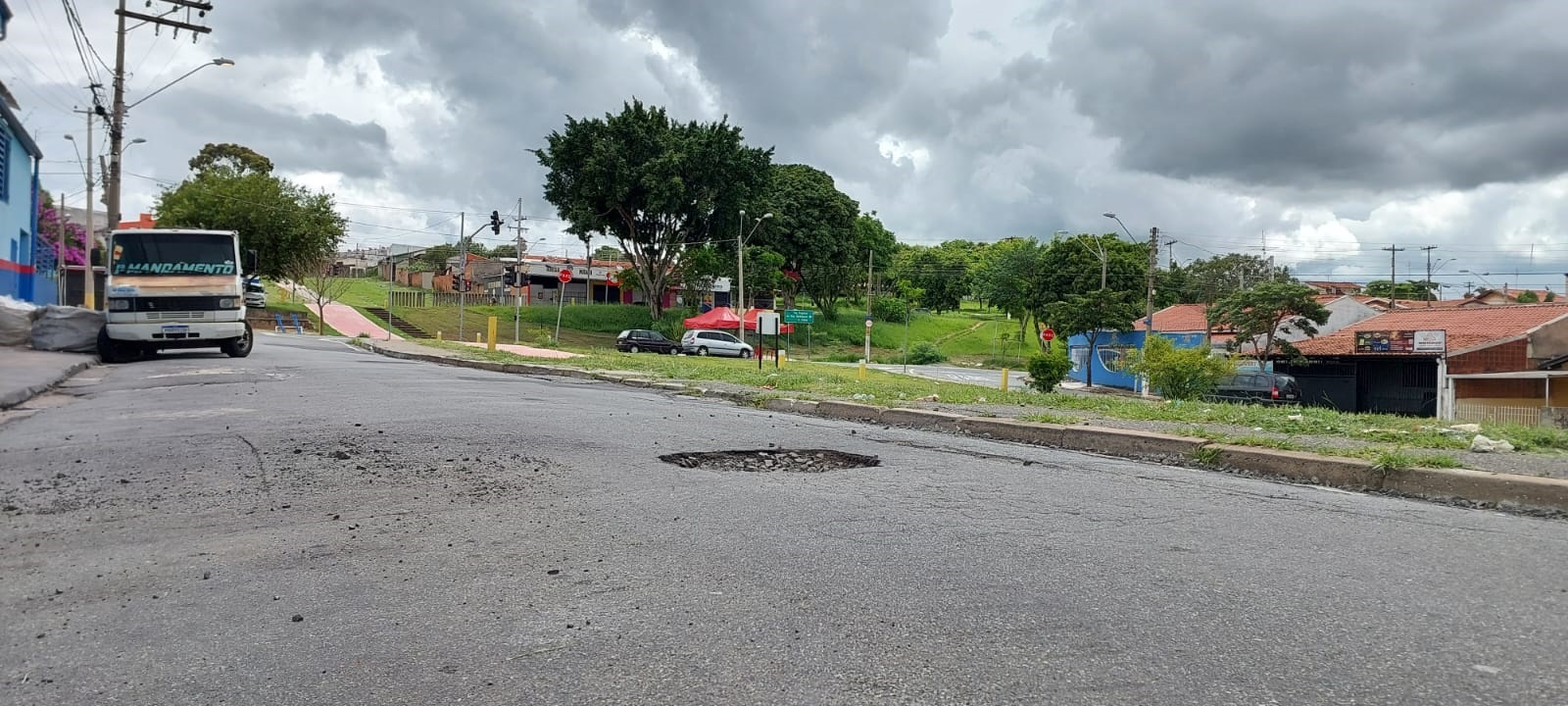 Buraco em avenida de Campinas vira armadilha para roubos