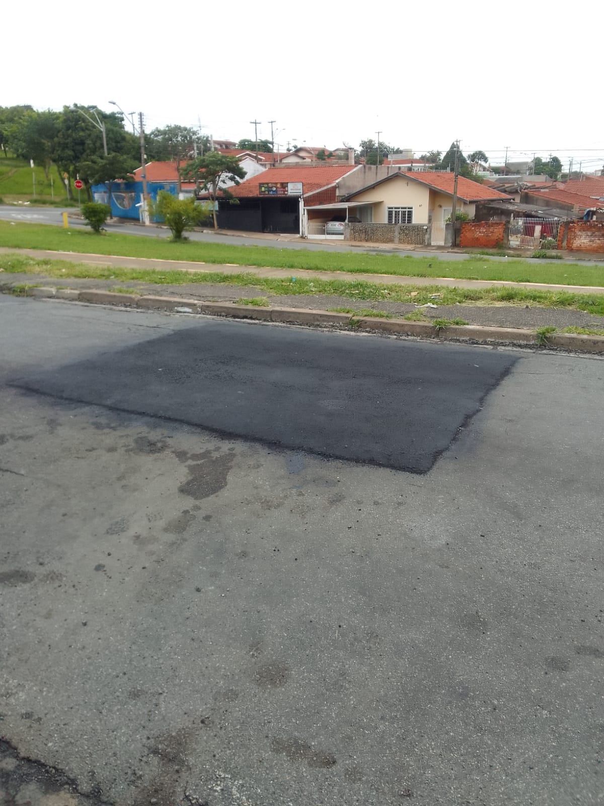 Buraco usado por criminosos para abordar motoristas é tapado após reportagem