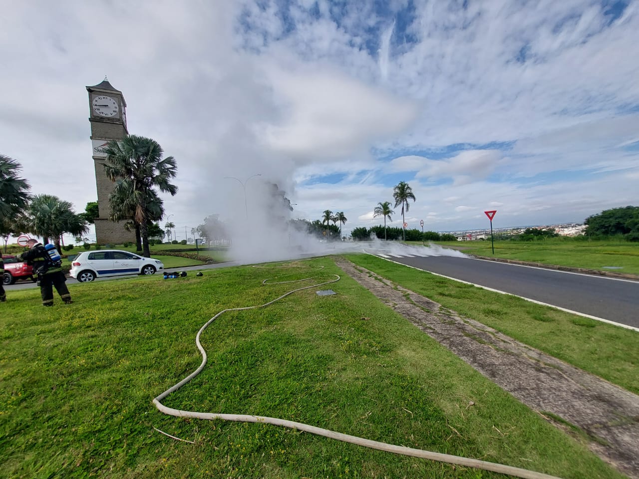 Caminhão derruba substância química no balão de acesso ao Swiss Park