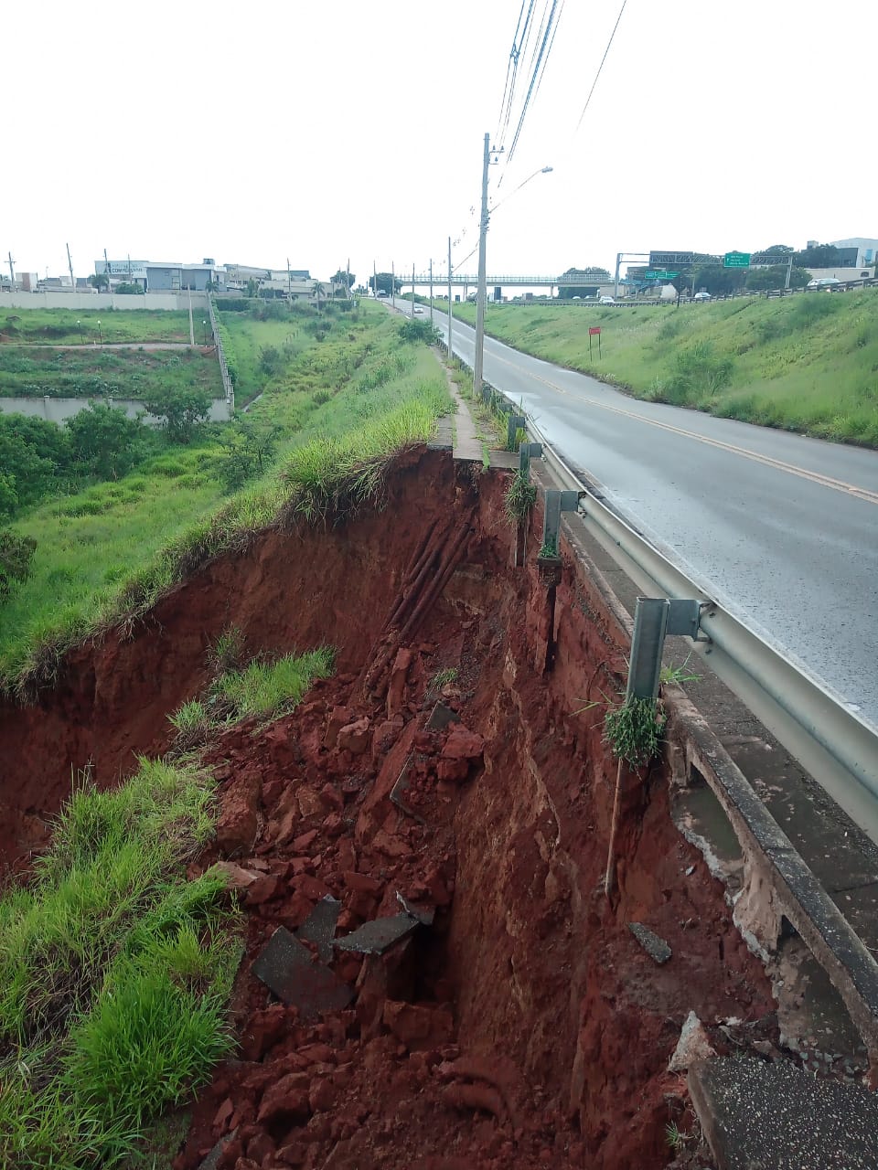 Concessionária bloqueia trecho de via às margens da D. Pedro I, em Campinas