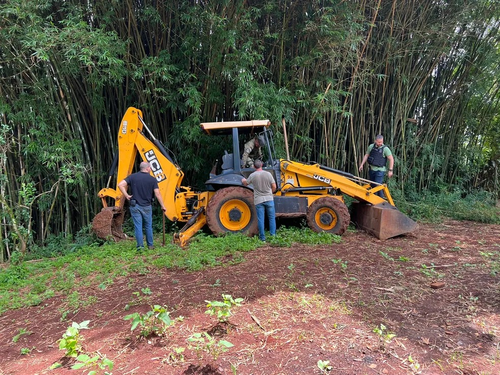 Dupla é presa em Limeira por roubo de retroescavadeira
