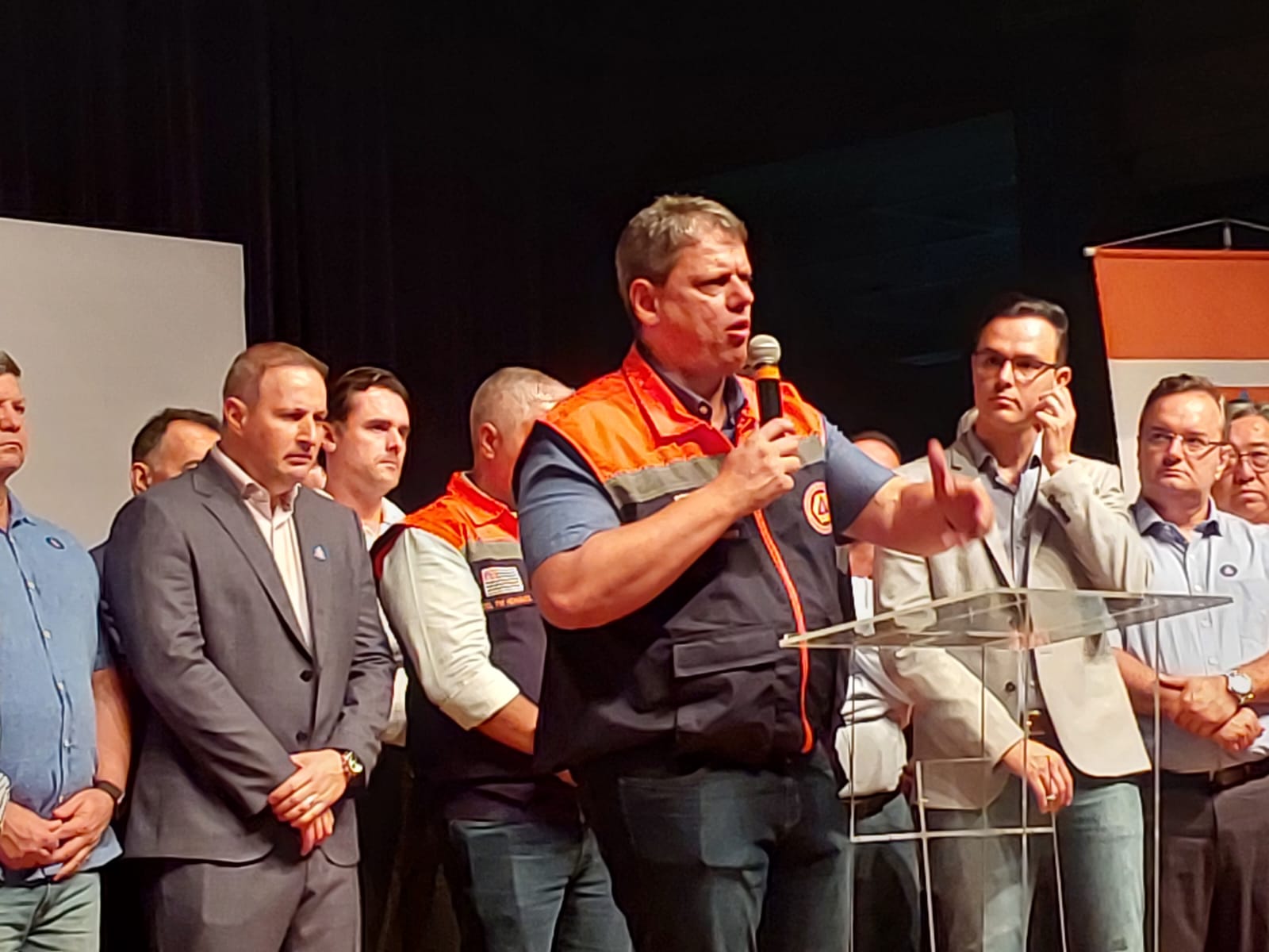 Em Piracicaba, Tarcísio explica nomeações de concunhado e de irmão de ex-primeira dama