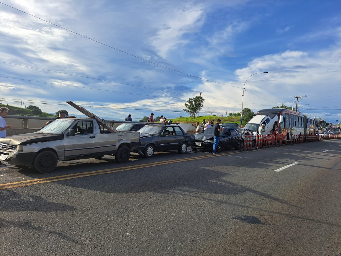 Engavetamento com 7 veículos trava Avenida John Boyd Dunlop nesta 2ª