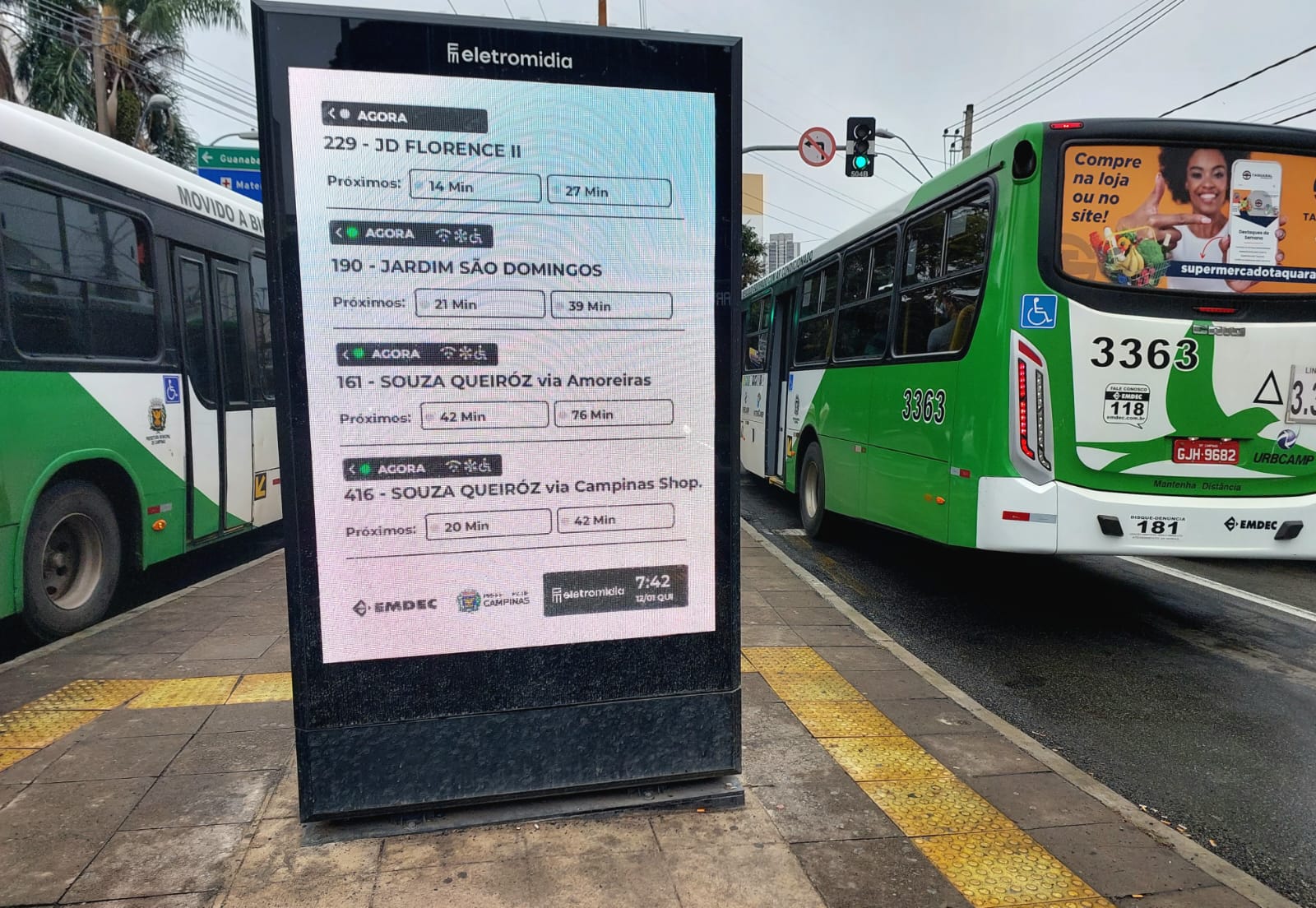 Totem com horários de ônibus em tempo real é instalado na Dona Libânia