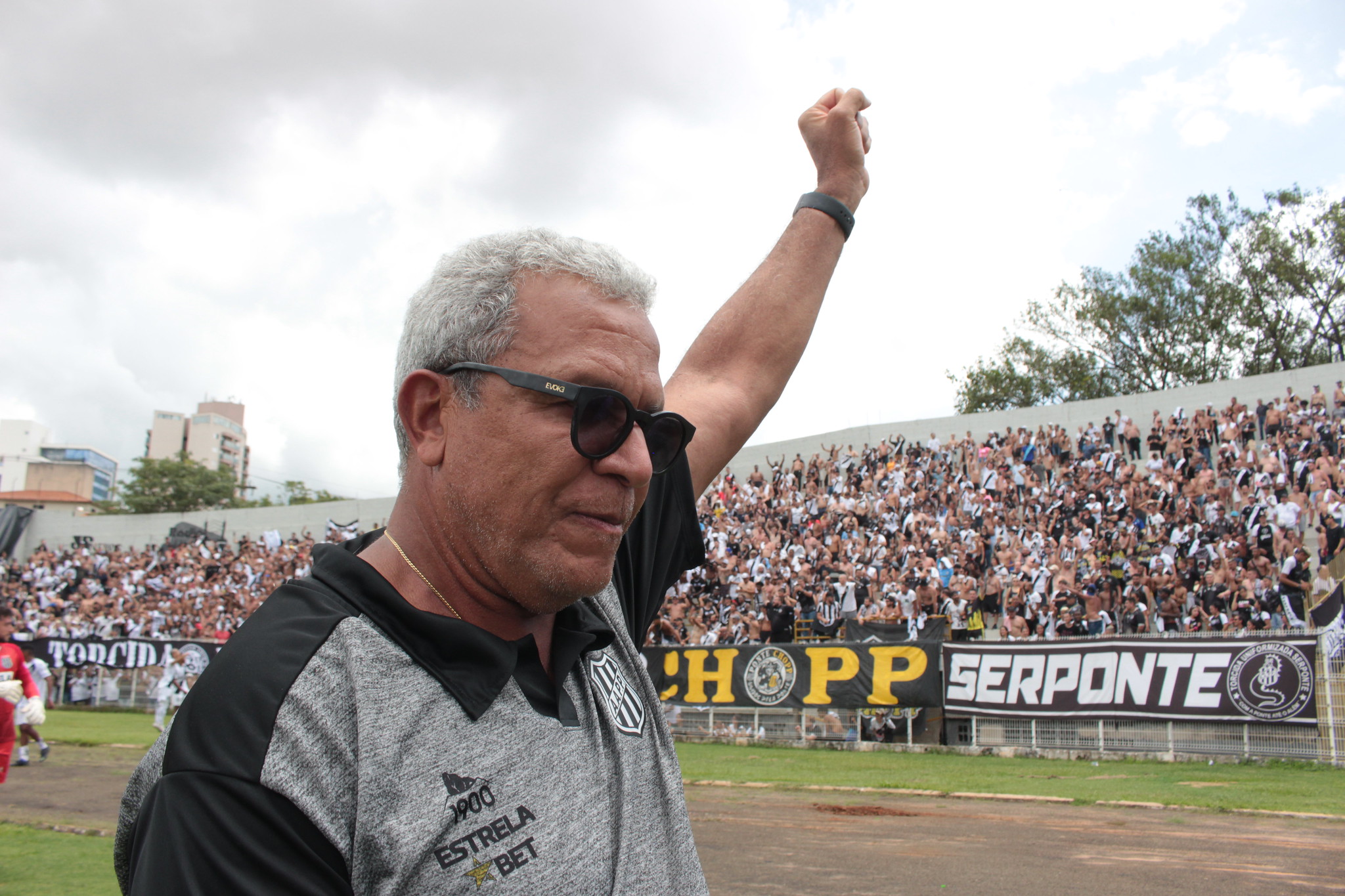 Mesmo com 100%, Hélio dos Anjos cobra melhora defensiva e afirma: “Fisicamente esse time sobra”