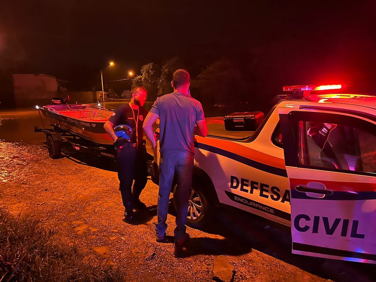 Morador de Capivari é resgatado de enchente por barco da Defesa Civil
