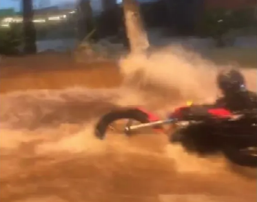 Motociclista relata momentos de tensão após ser levado por enxurrada em Campinas