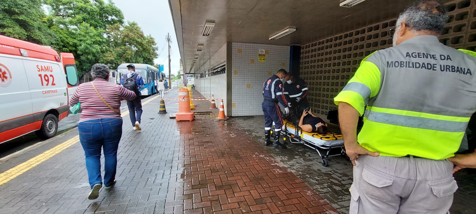 Mulher cai em rede de esgoto no Terminal Metropolitano de Campinas