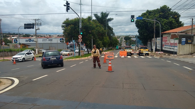 Prefeitura faz reparo emergencial na Avenida Olívio Franceschini, em Hortolândia