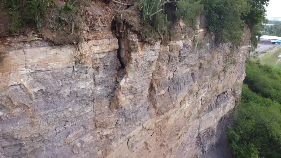 Prefeitura de Piracicaba faz contrato emergencial para derrubada de rochas no Bongue